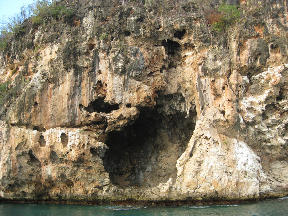 Anguilla caves